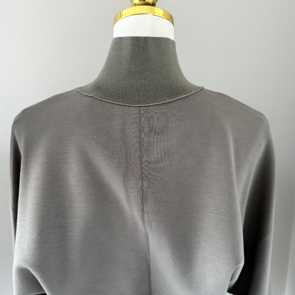 Theory Turtleneck Sweatshirt in Pale Green Army, Sz M (NWT) - Picture 8 of 9